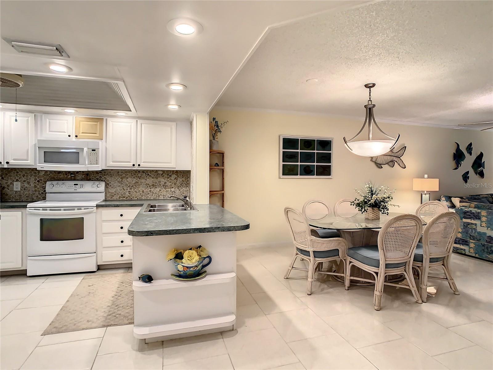 Image 9 of 51 For 18304 Gulf Boulevard 116