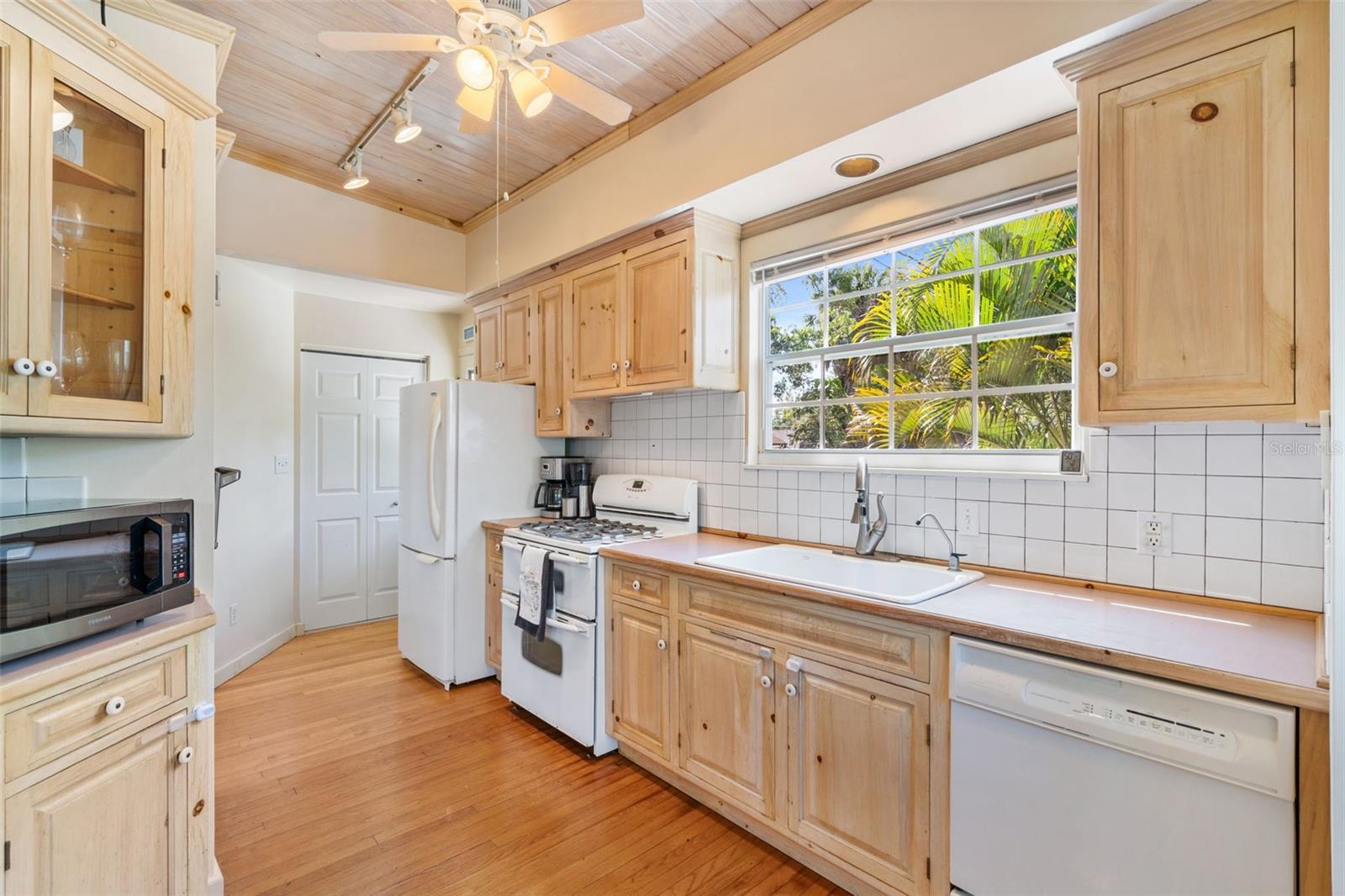 Image 14 of 42 For 762 23rd Avenue N