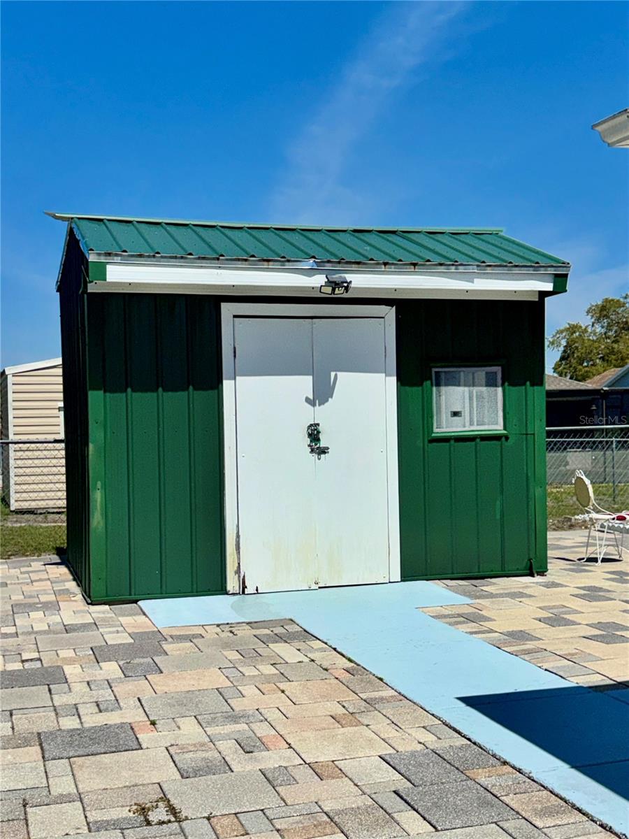 Listing photo id 16 for 13417 Algoma Avenue