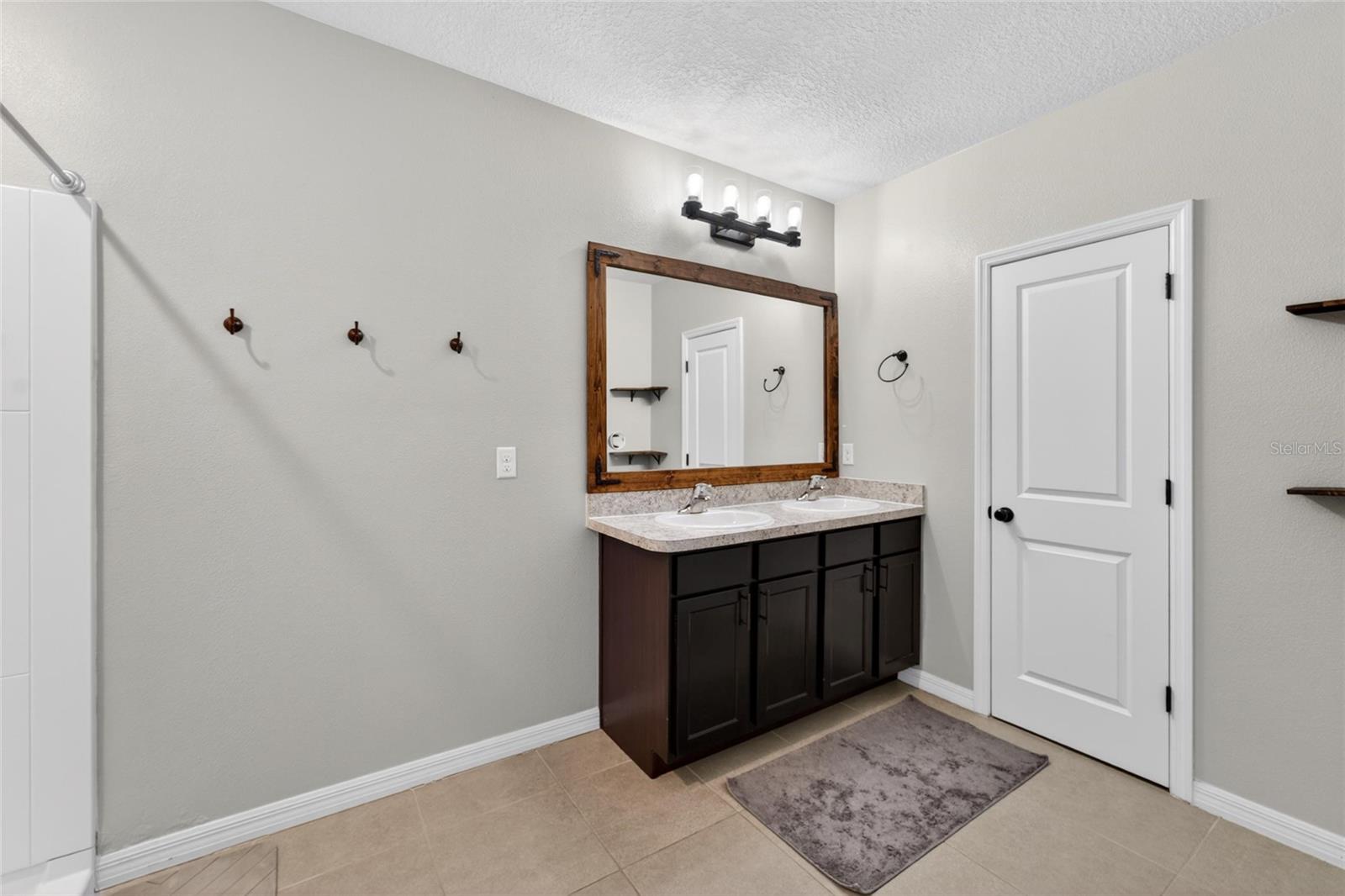 Image 35 of 91 For 11176 Leland Groves Drive