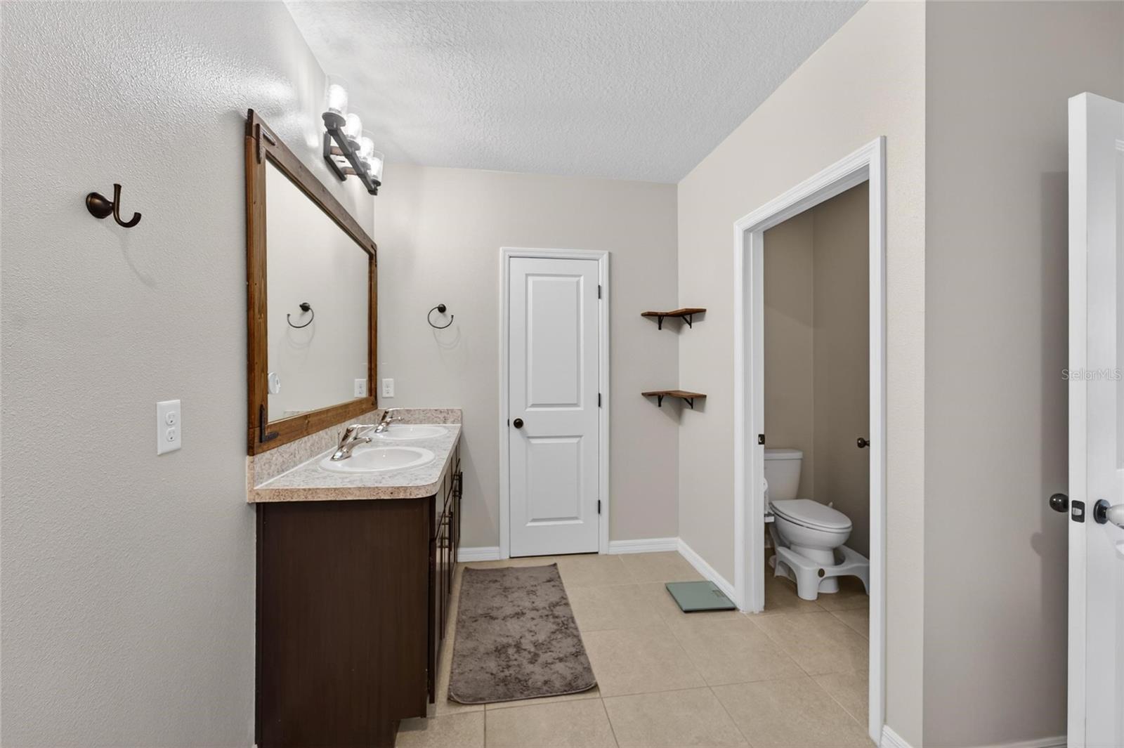 Image 36 of 91 For 11176 Leland Groves Drive
