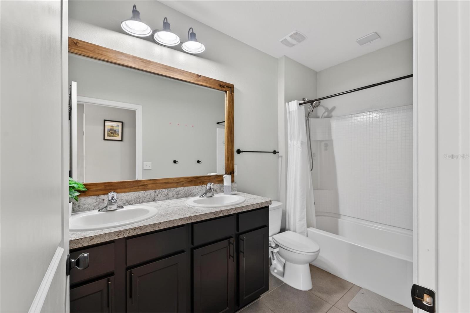 Image 40 of 91 For 11176 Leland Groves Drive