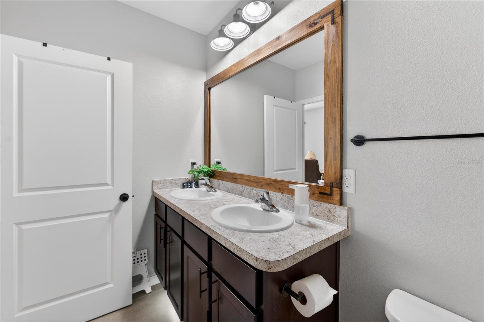 Image 45 of 91 For 11176 Leland Groves Drive