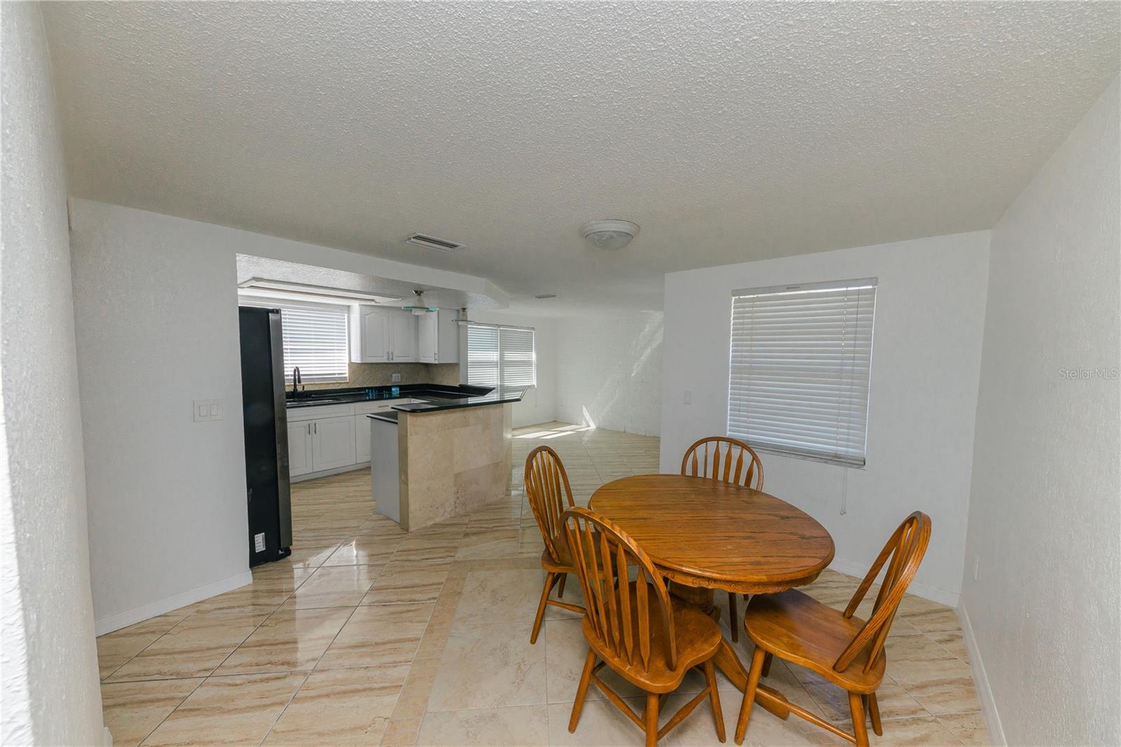 Listing photo id 8 for 1741 Fairfield Street