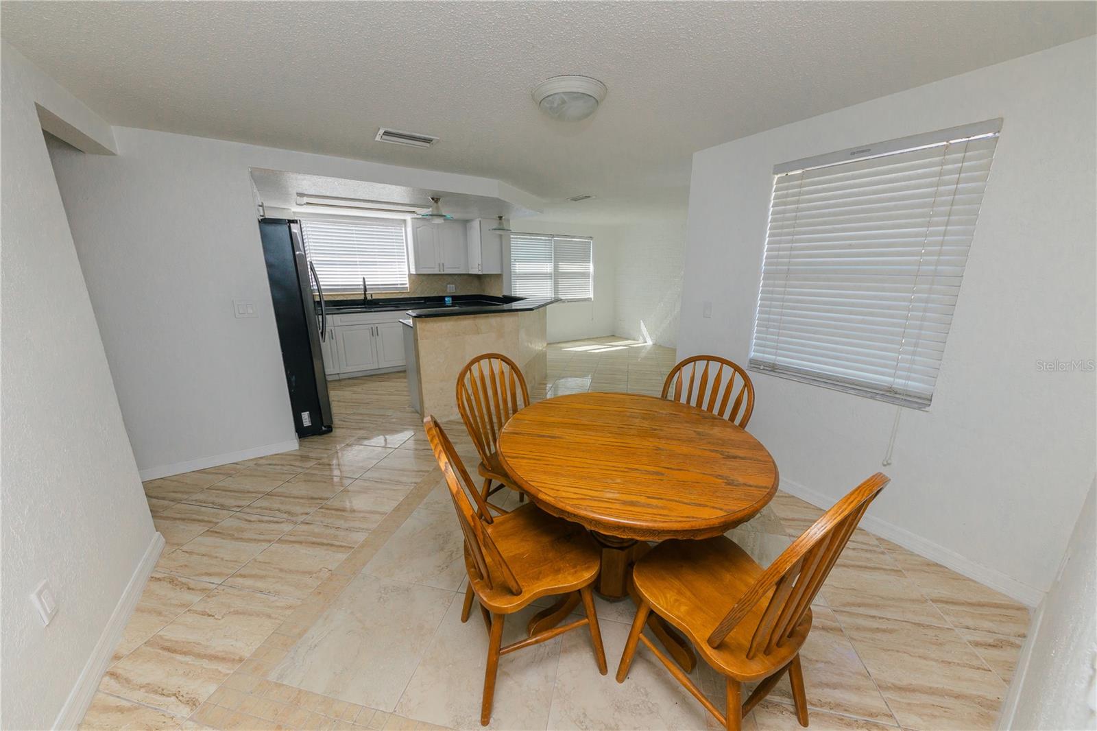 Listing photo id 9 for 1741 Fairfield Street