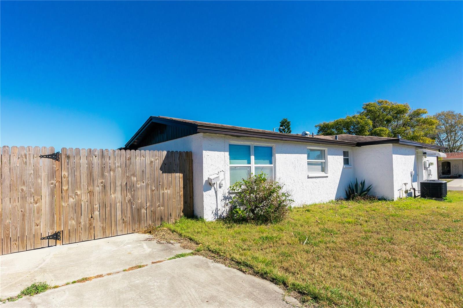 Listing photo id 11 for 1741 Fairfield Street