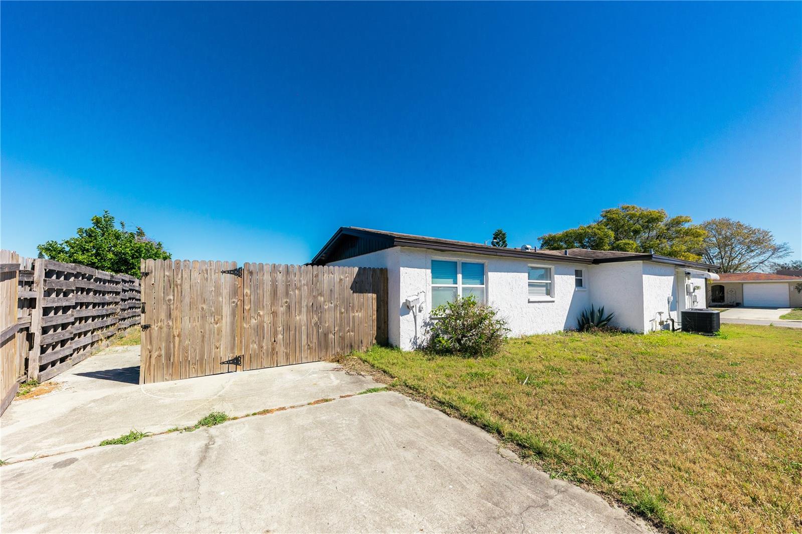 Listing photo id 12 for 1741 Fairfield Street