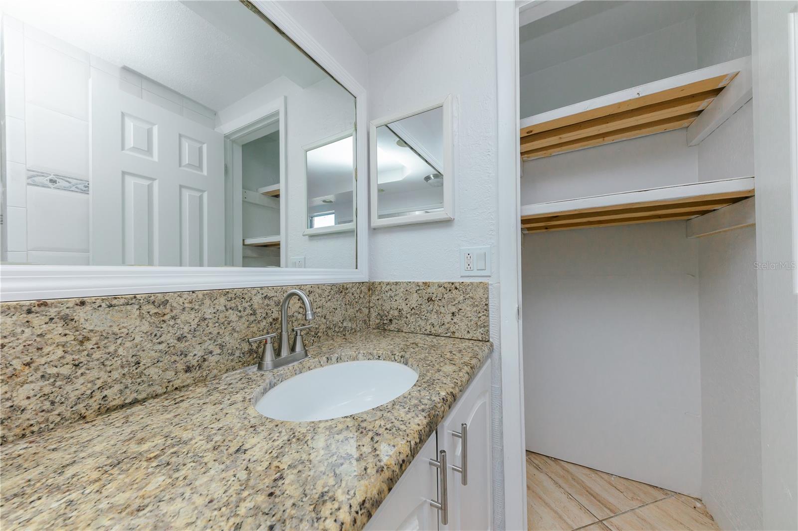 Listing photo id 13 for 1741 Fairfield Street