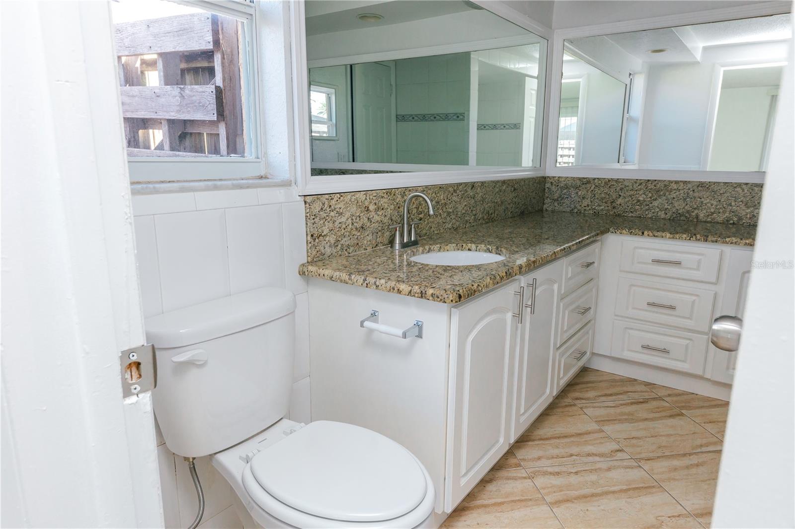 Listing photo id 14 for 1741 Fairfield Street