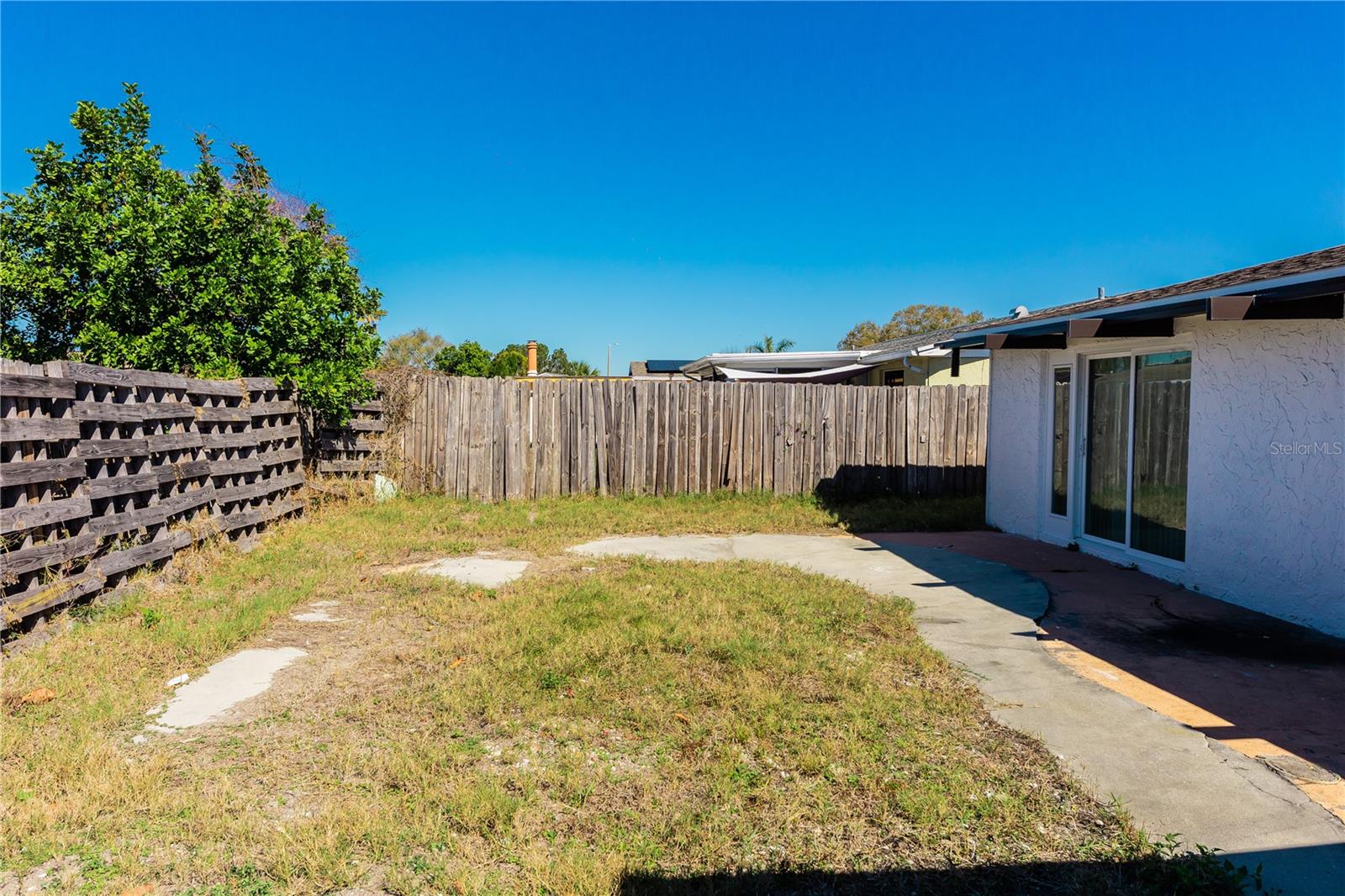 Listing photo id 15 for 1741 Fairfield Street