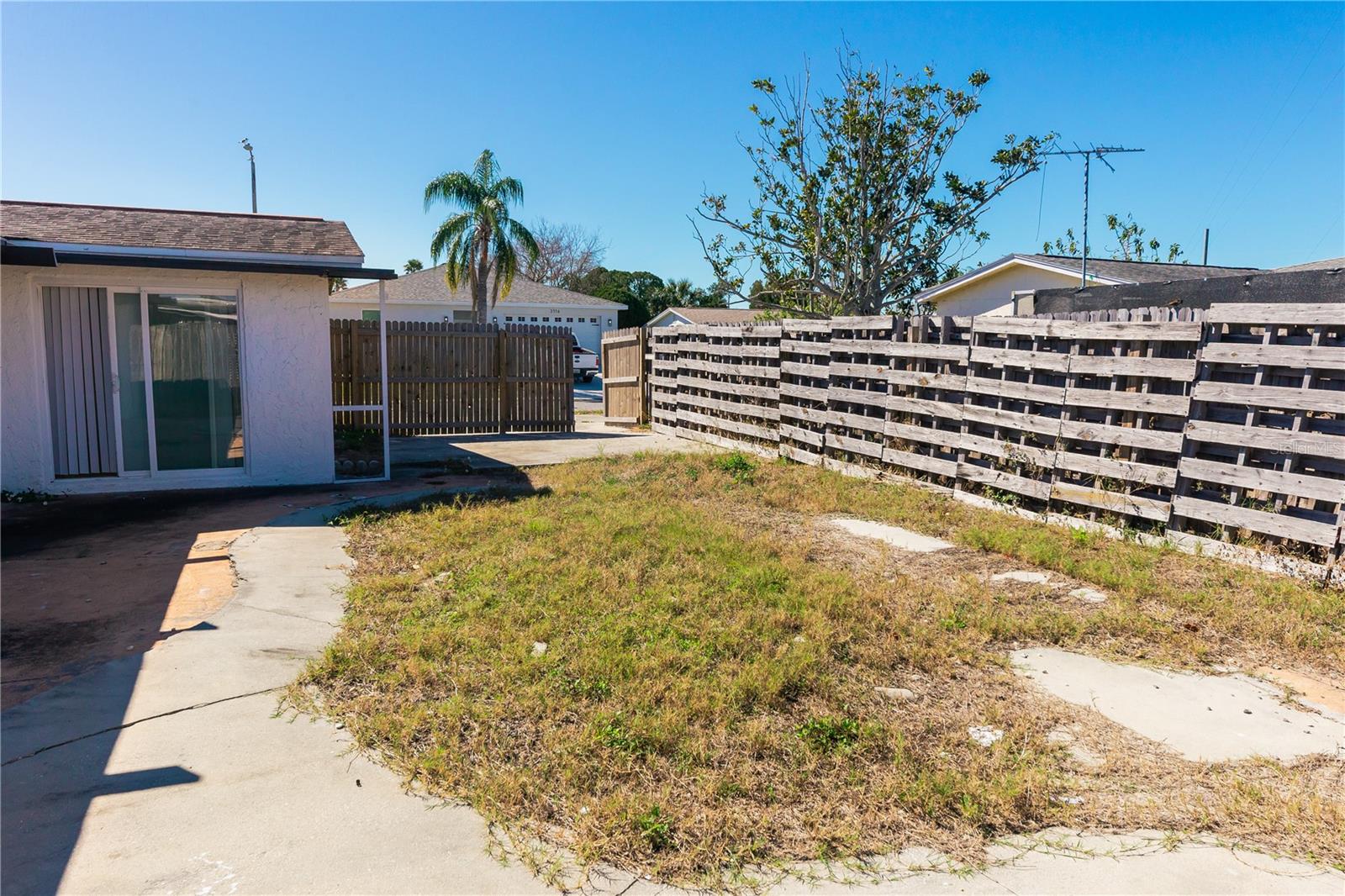 Listing photo id 28 for 1741 Fairfield Street