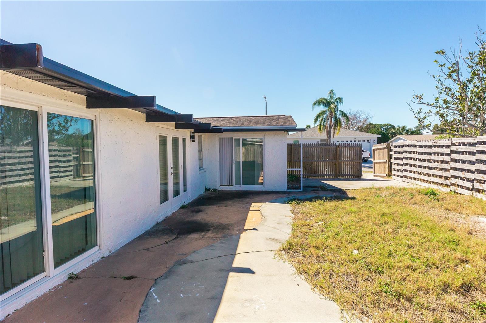 Listing photo id 35 for 1741 Fairfield Street