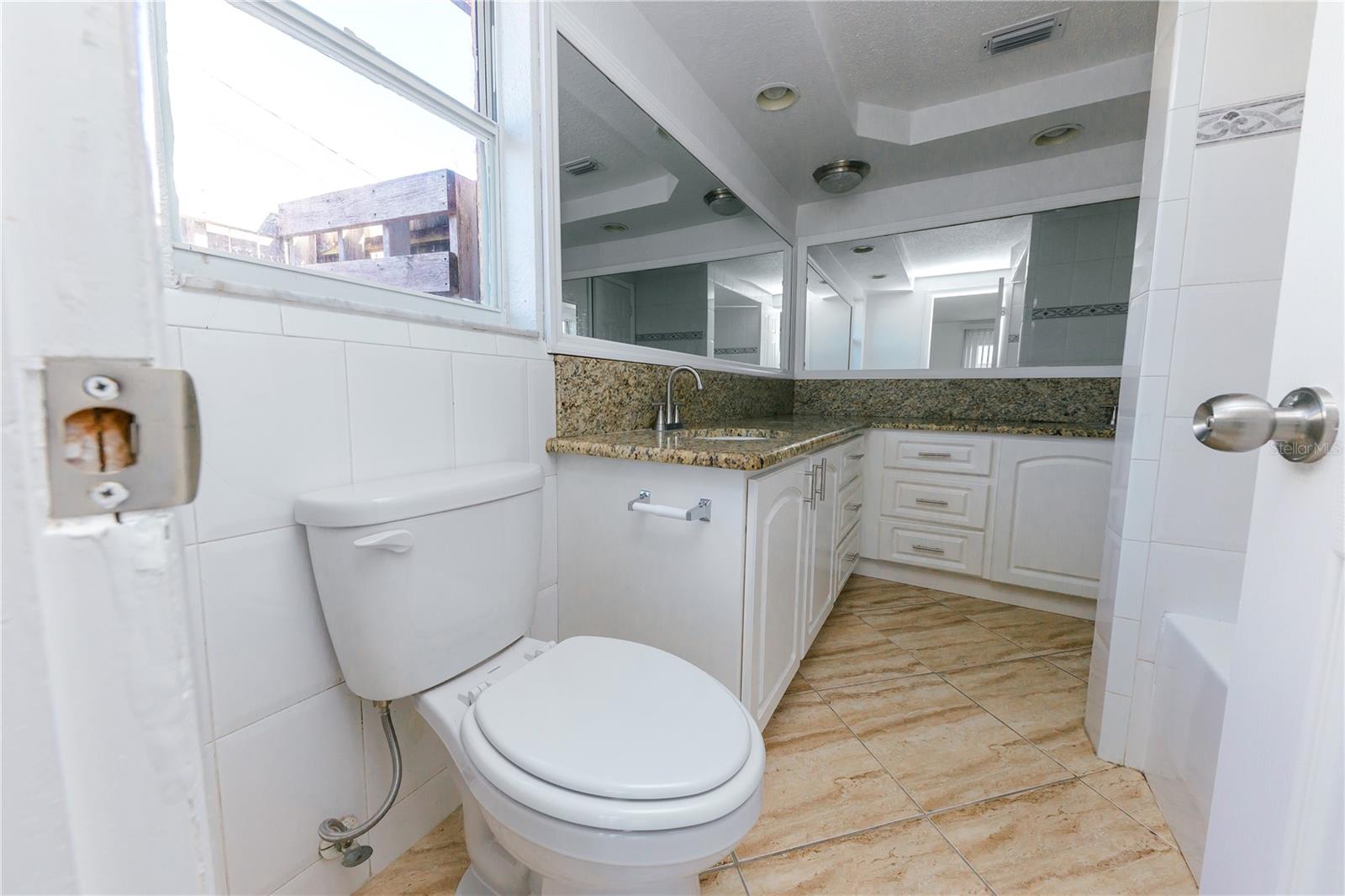 Listing photo id 39 for 1741 Fairfield Street