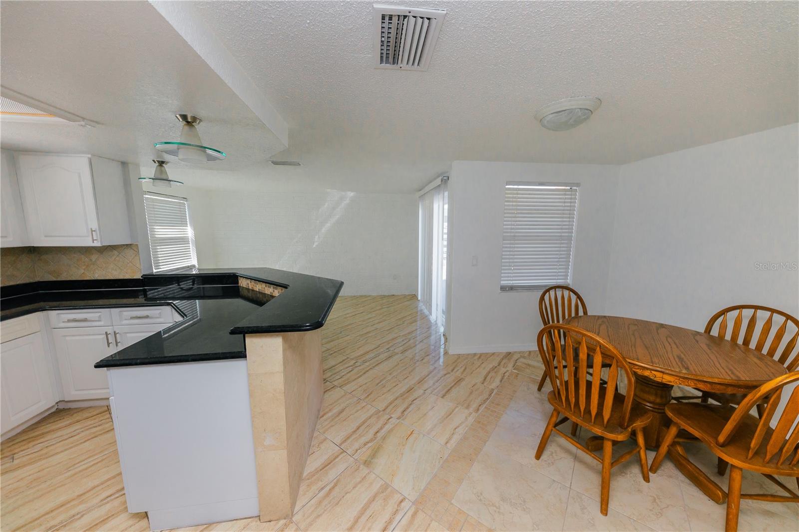 Listing photo id 7 for 1741 Fairfield Street