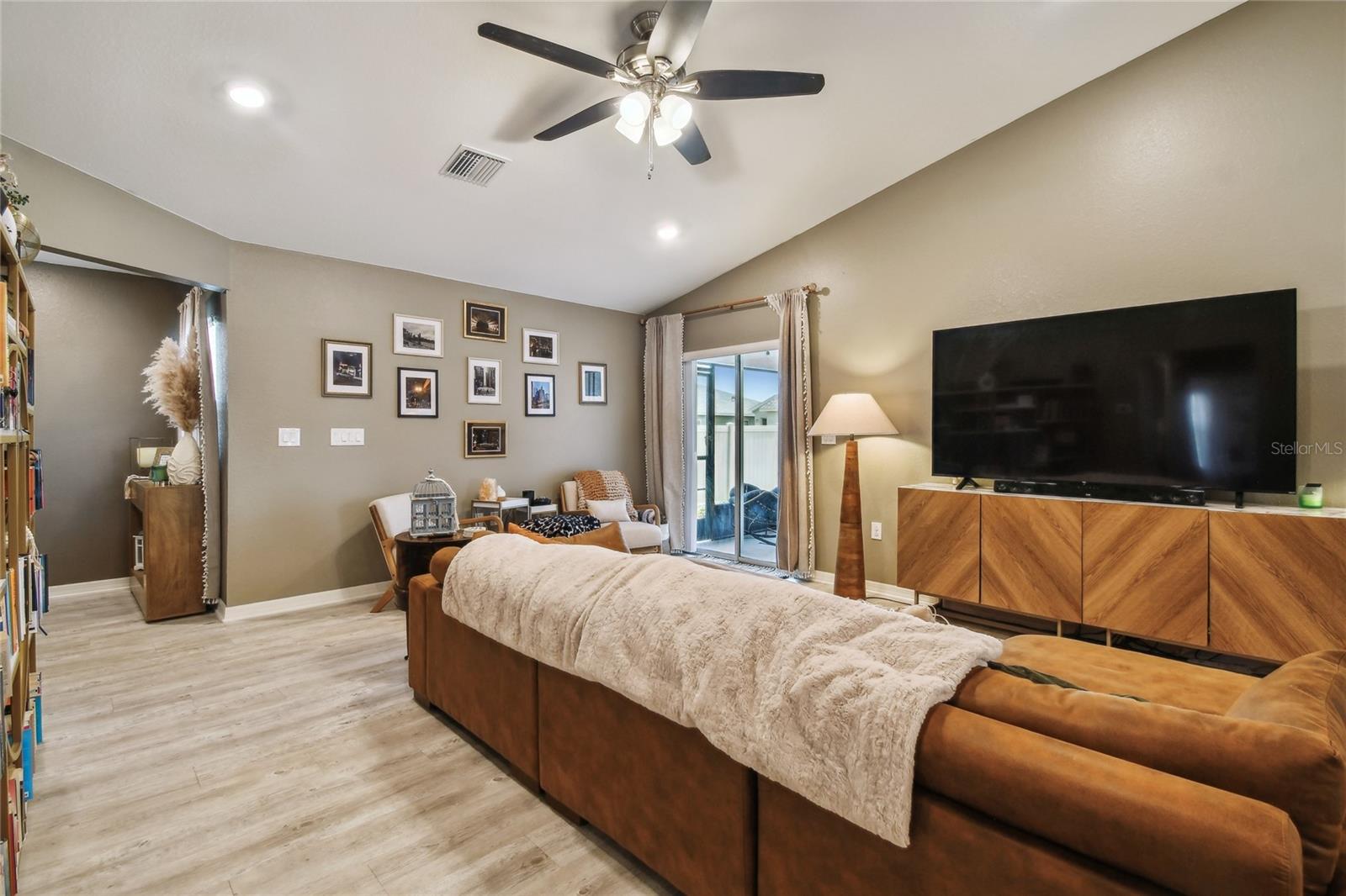 Image 11 of 50 For 105 Blue Alice Spring Court