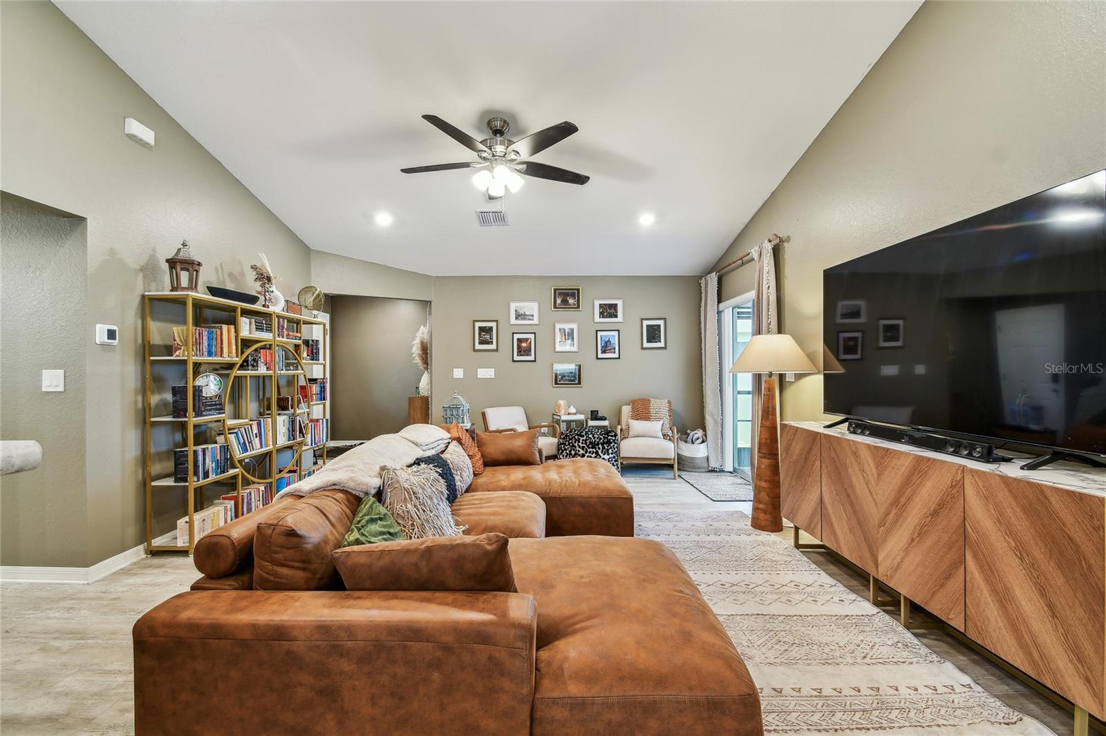 Image 12 of 50 For 105 Blue Alice Spring Court