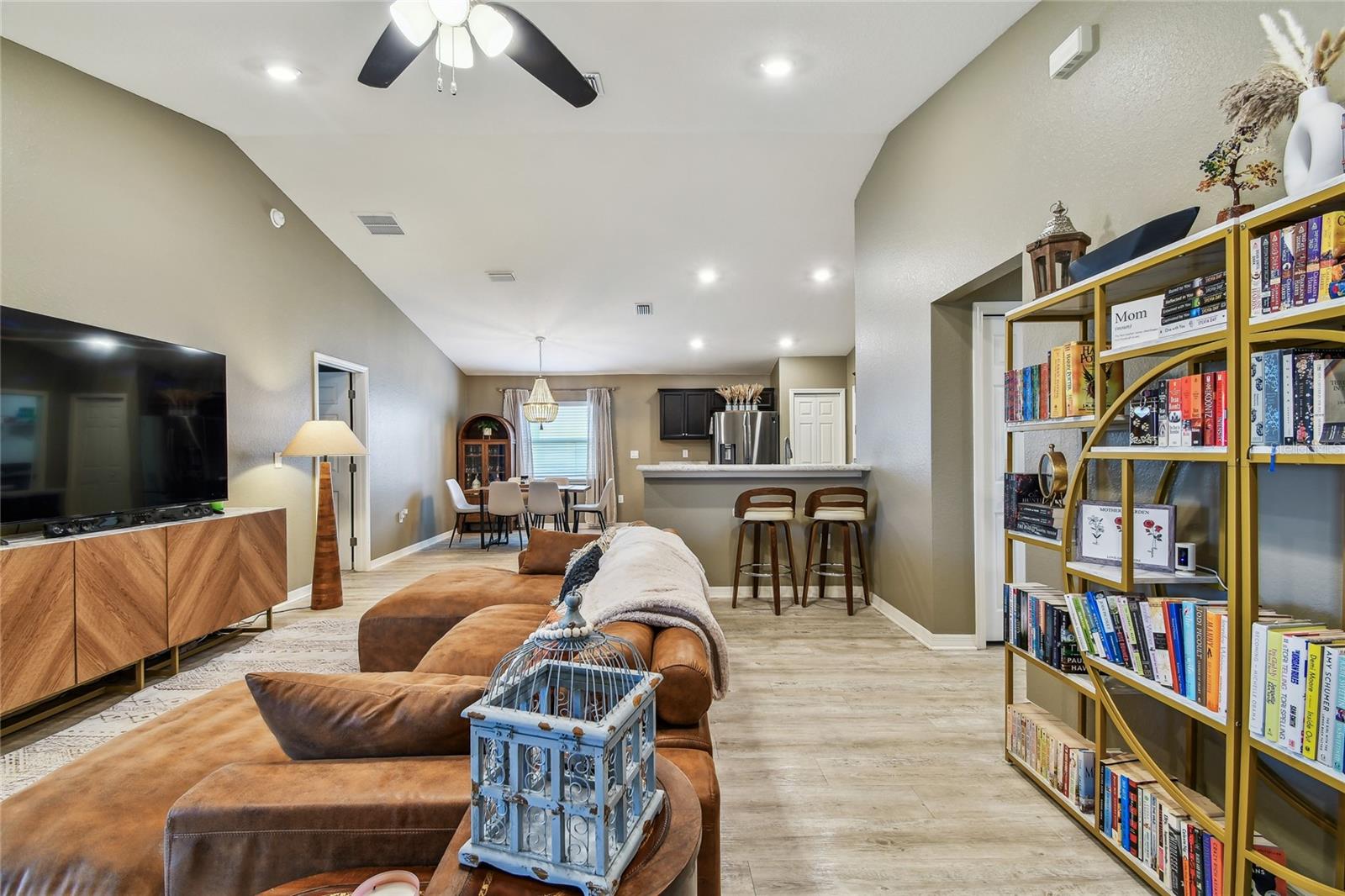 Image 9 of 50 For 105 Blue Alice Spring Court