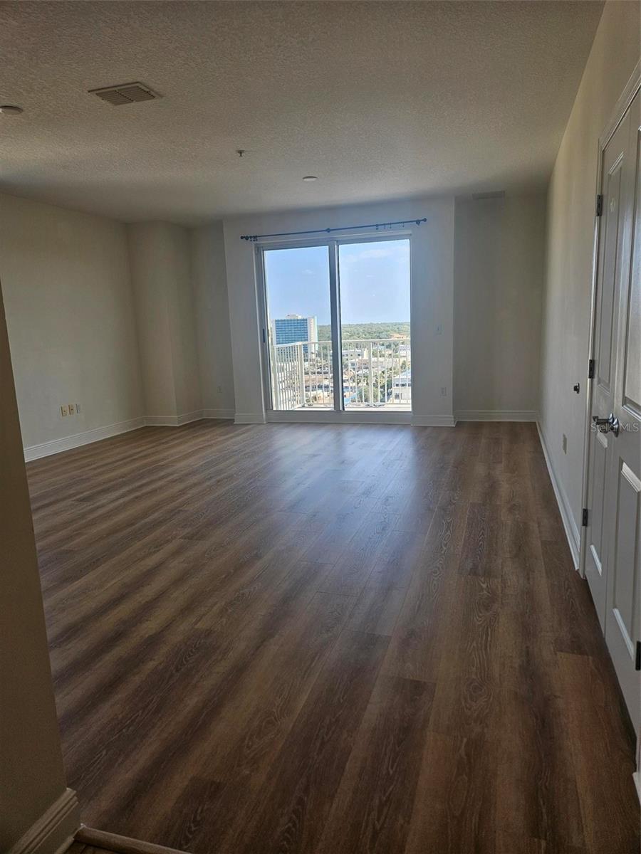 Image 21 of 40 For 628 Cleveland Street 1313