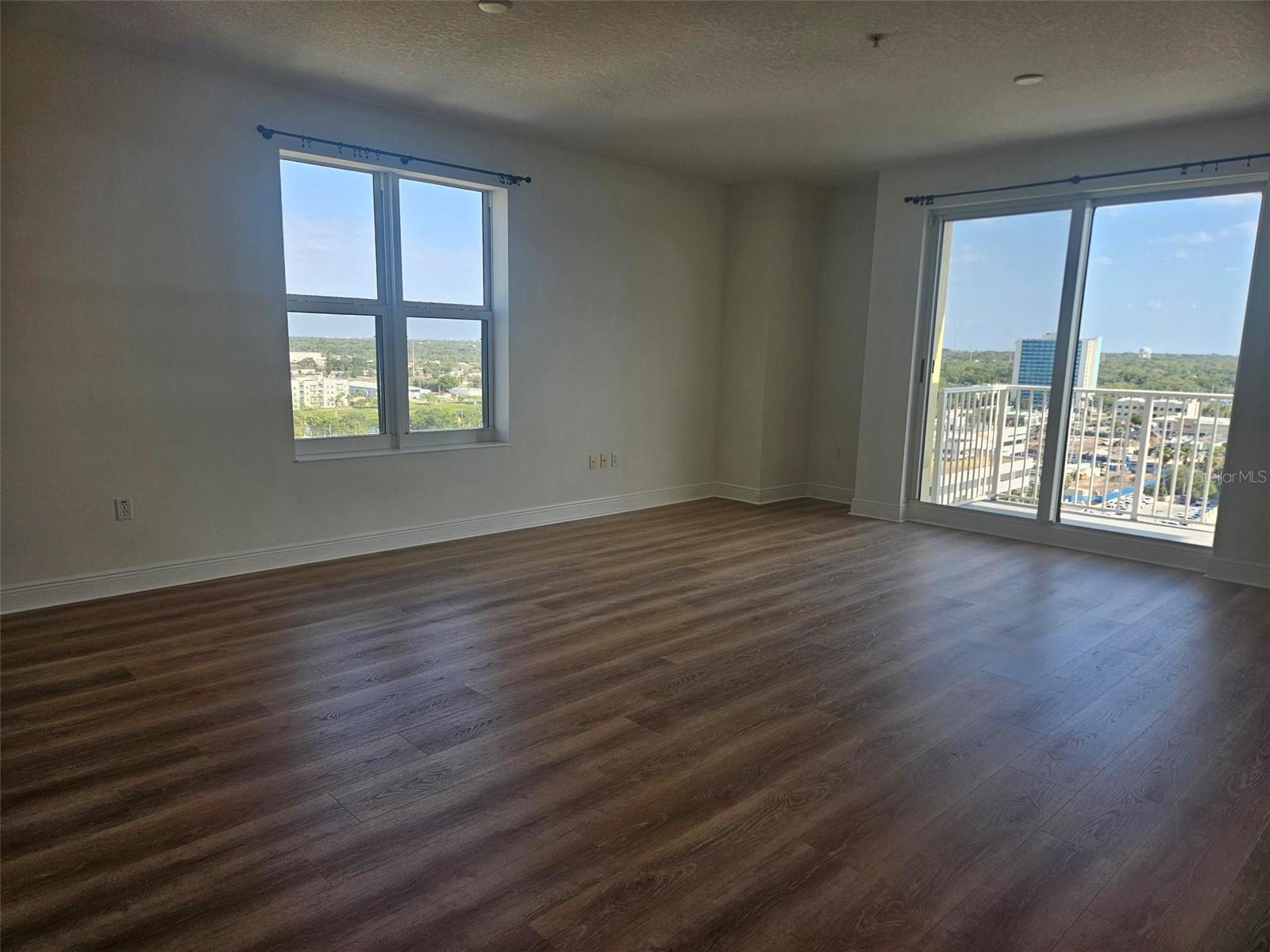 Image 22 of 40 For 628 Cleveland Street 1313