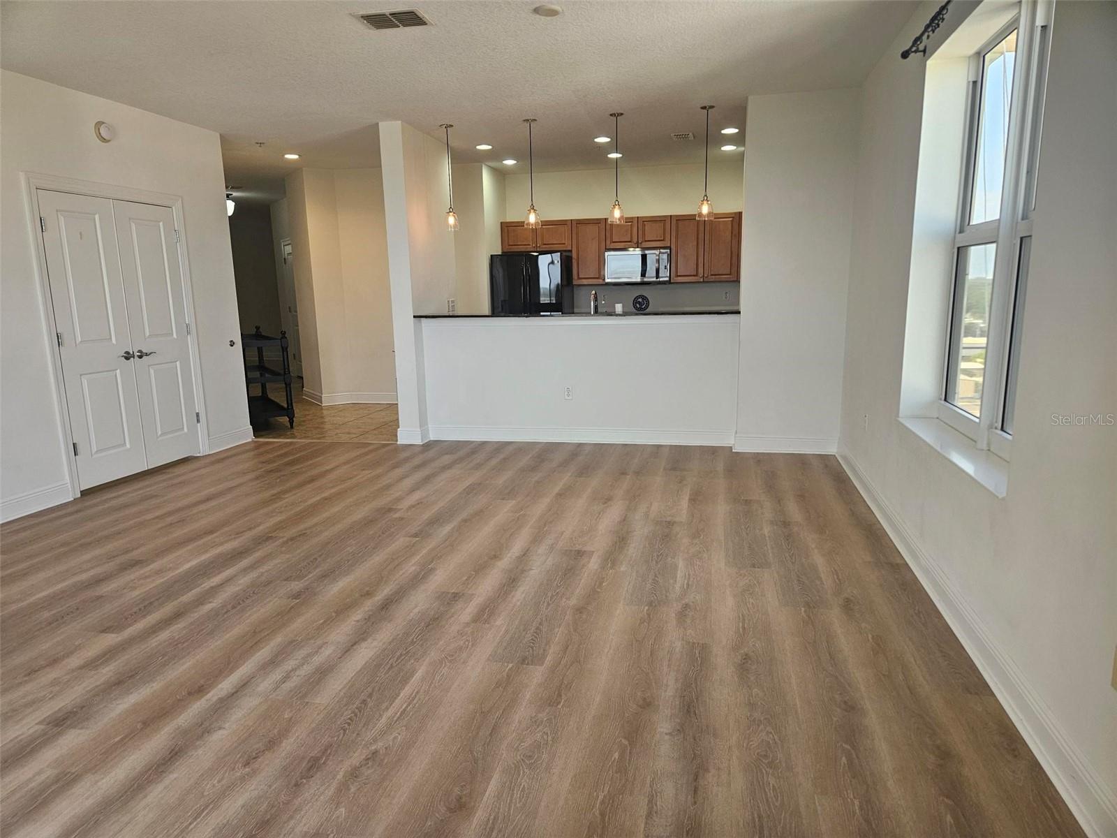 Image 23 of 40 For 628 Cleveland Street 1313