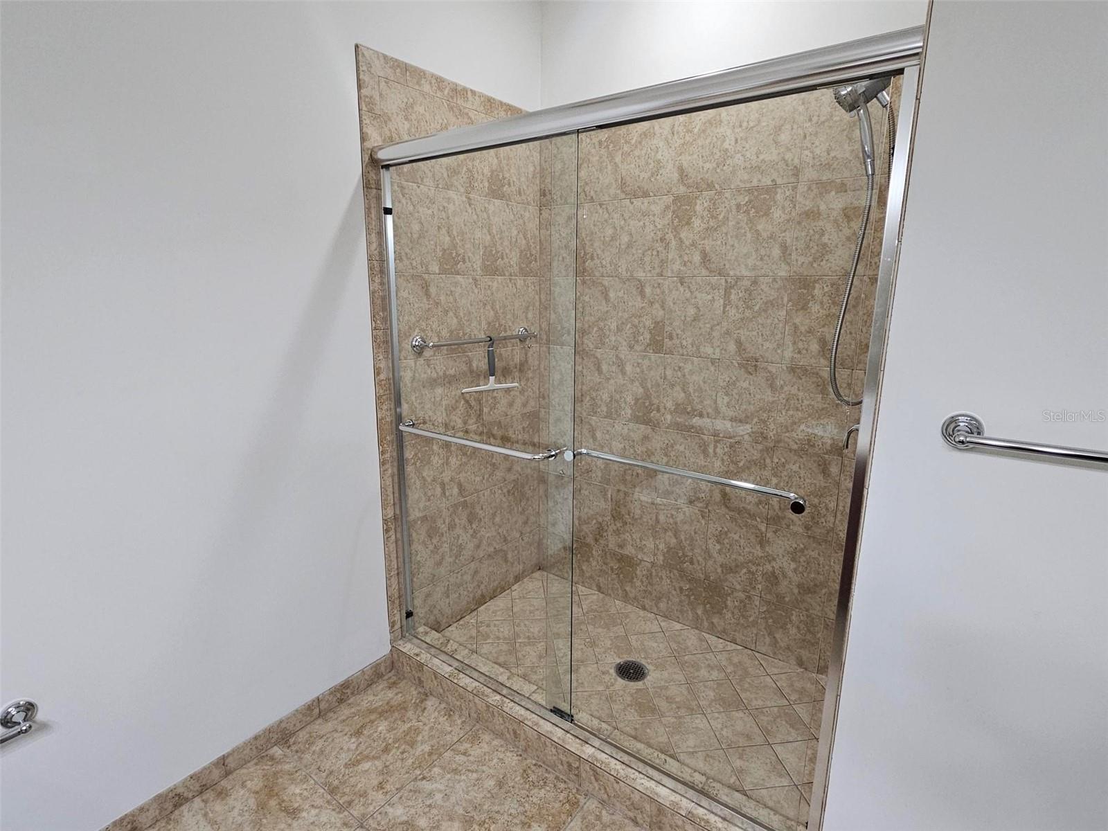 Image 26 of 40 For 628 Cleveland Street 1313