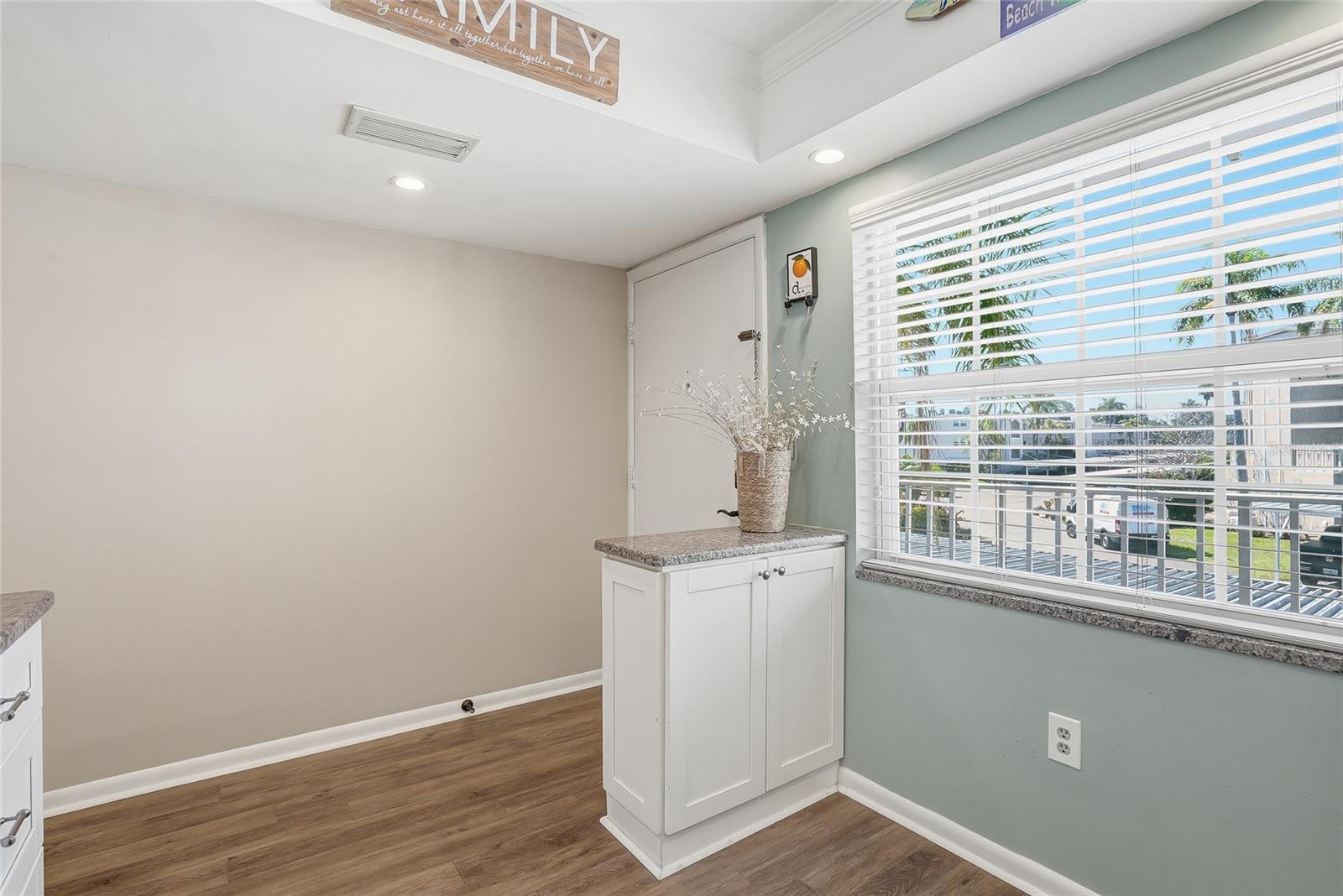 Image 17 of 52 For 952 Virginia Street 202