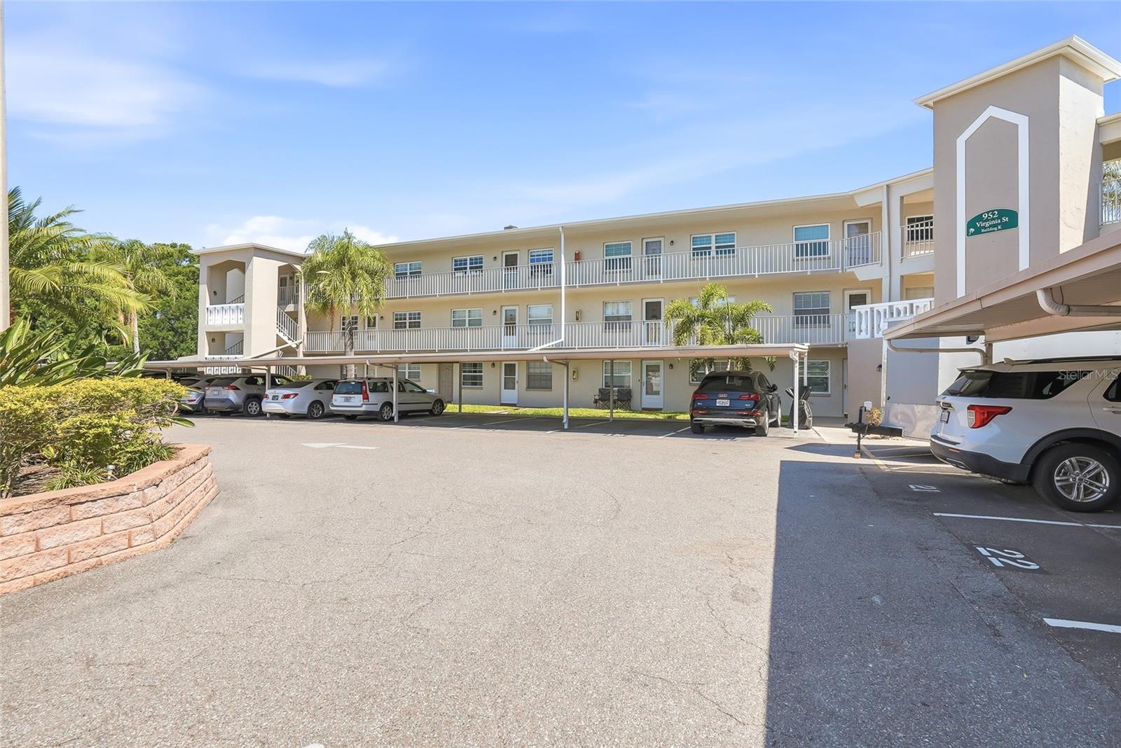 Image 4 of 52 For 952 Virginia Street 202