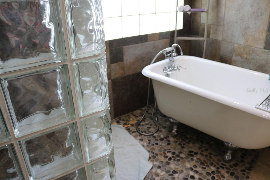 Image 36 of 73 For 19150 Livingston Avenue