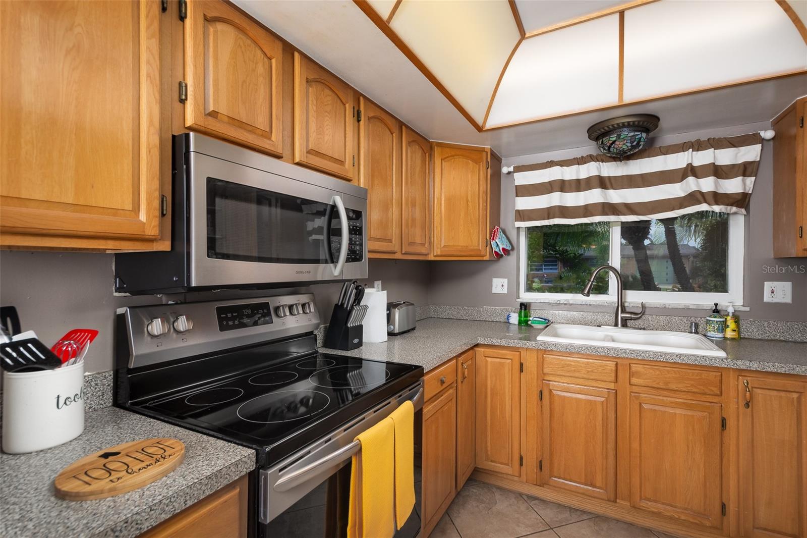 Image 28 of 75 For 1 Maplewood Avenue