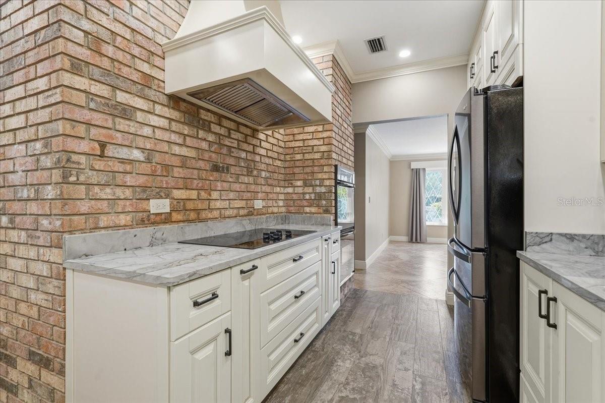 Image 20 of 69 For 325 Sheffield Circle W