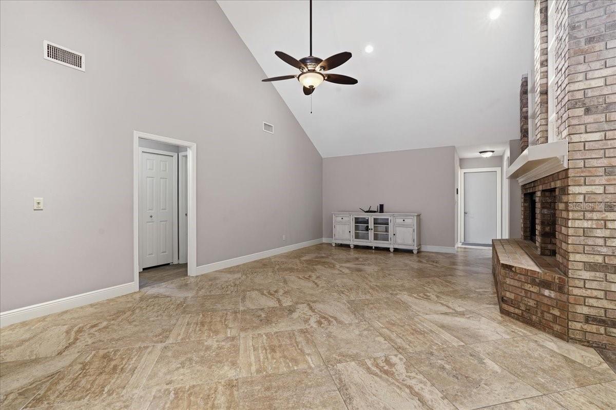 Image 26 of 69 For 325 Sheffield Circle W