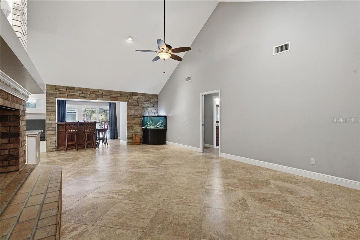 Image 28 of 69 For 325 Sheffield Circle W