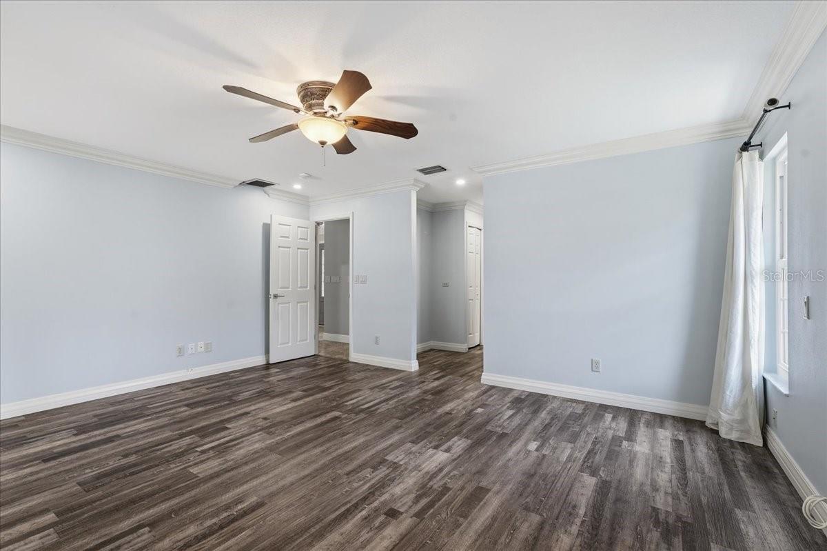 Image 32 of 69 For 325 Sheffield Circle W