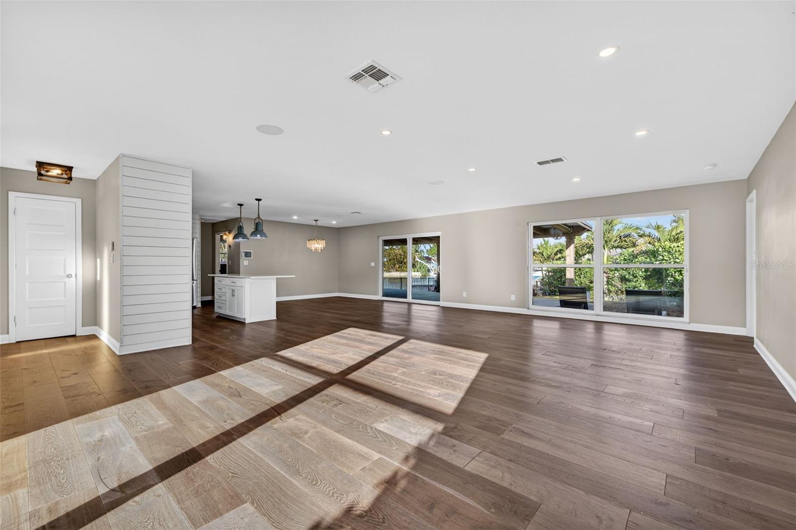 Image 11 of 22 For 4200 Beach Drive Se