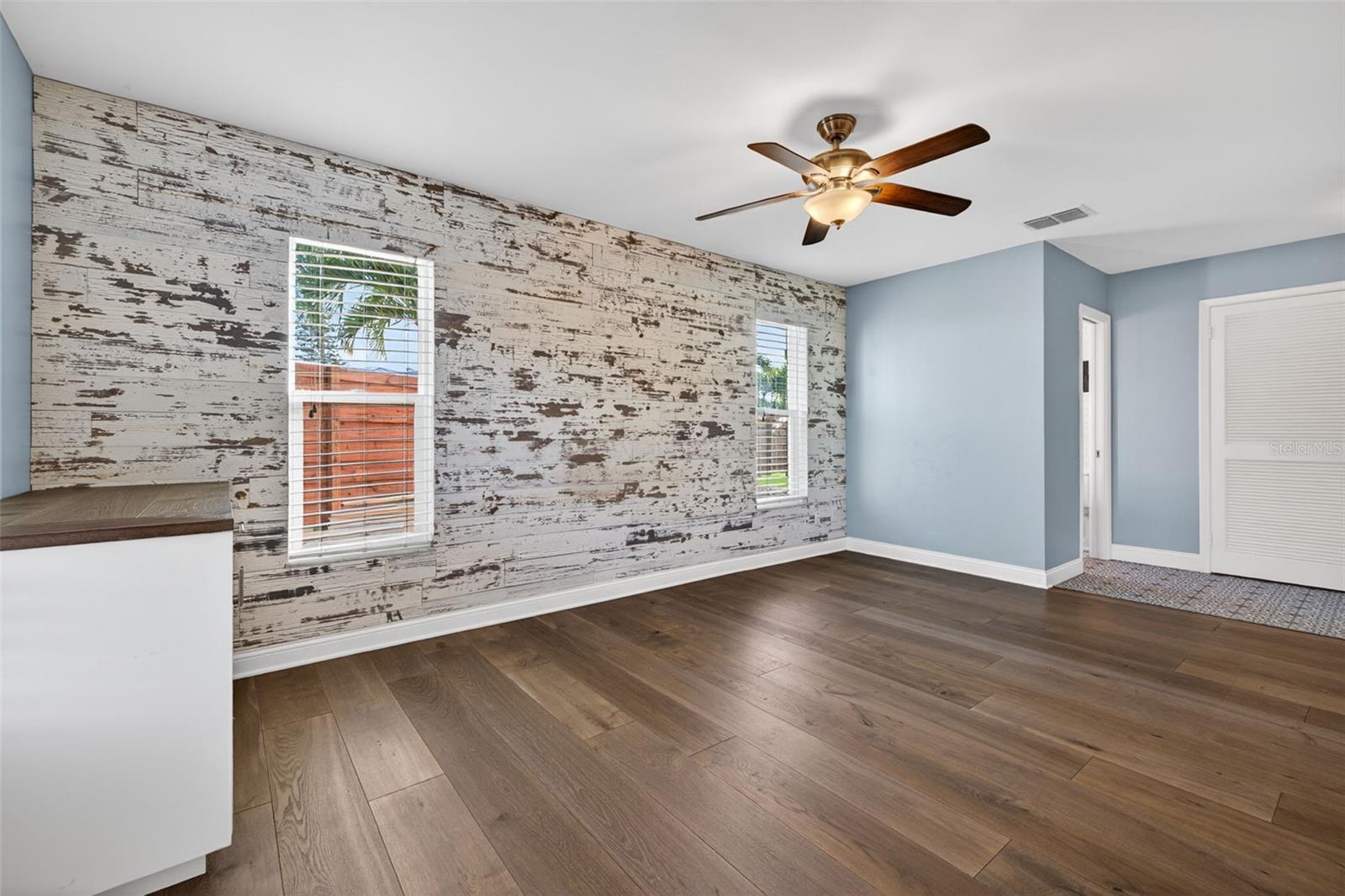 Image 13 of 22 For 4200 Beach Drive Se