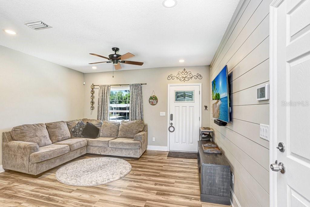 Image 17 of 38 For 618 Oak Ridge Drive