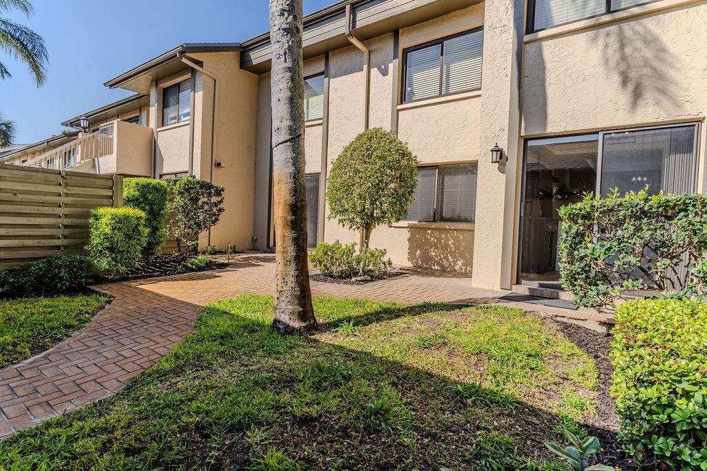 Image 30 of 41 For 3151 Landmark Drive 115