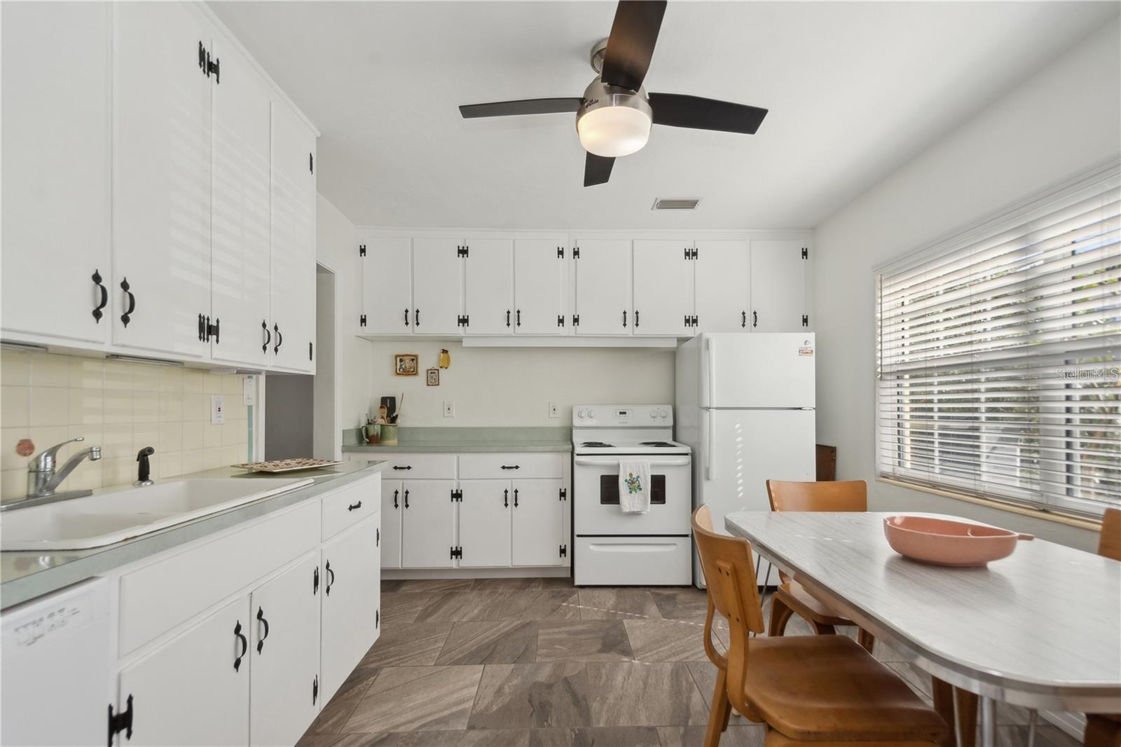 Listing photo id 13 for 102 11th Avenue