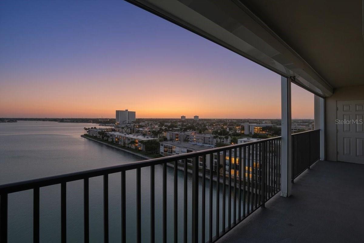Listing photo id 17 for 7300 Sun Island Drive S 905