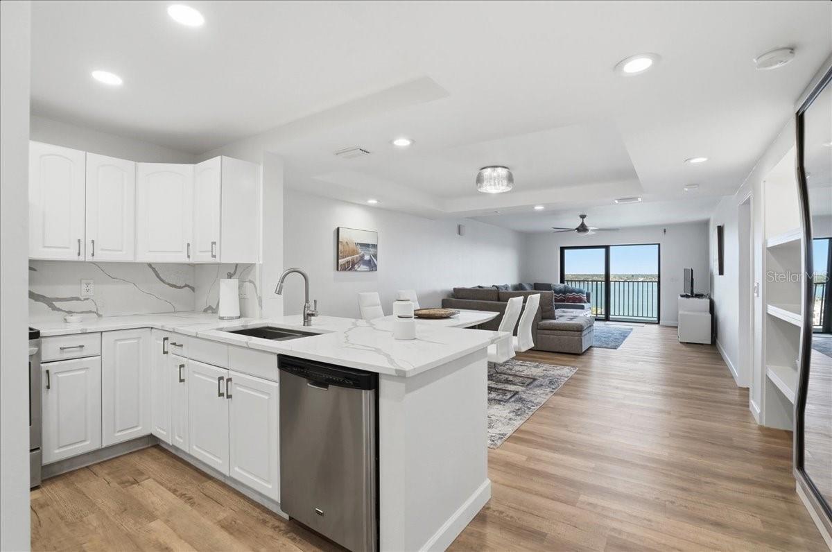 Listing photo id 0 for 7300 Sun Island Drive S 905
