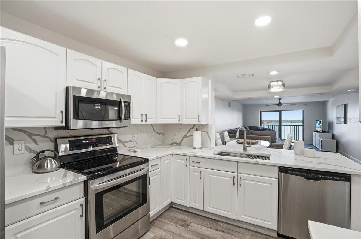 Listing photo id 1 for 7300 Sun Island Drive S 905