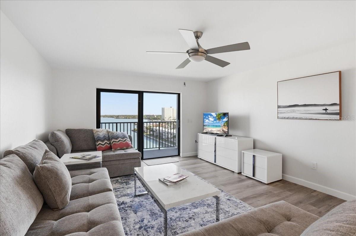Listing photo id 3 for 7300 Sun Island Drive S 905