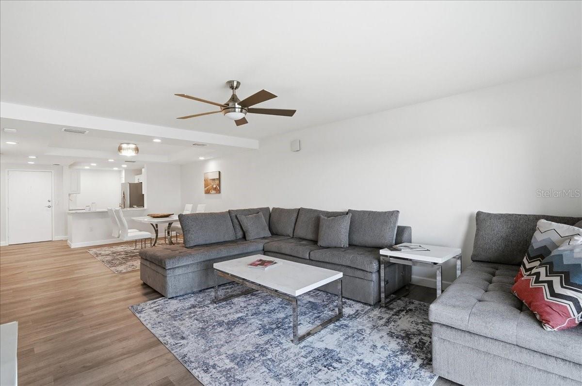 Listing photo id 5 for 7300 Sun Island Drive S 905