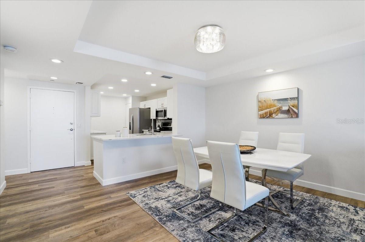 Listing photo id 6 for 7300 Sun Island Drive S 905