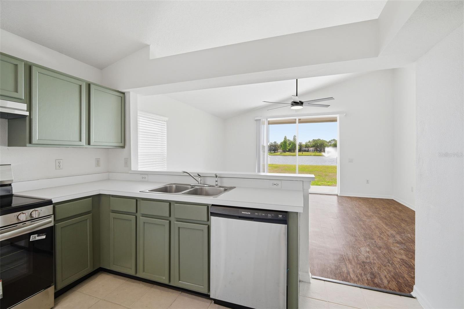 Image 10 of 47 For 12501 Lake Vista Drive