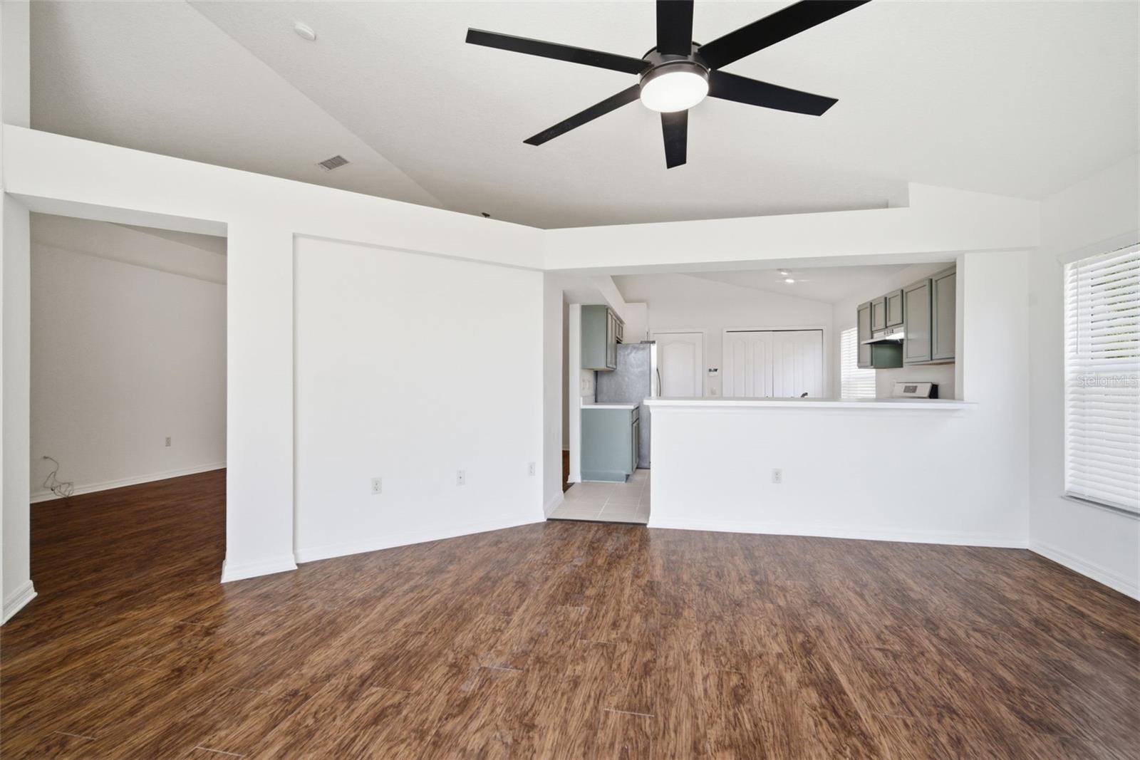 Image 19 of 47 For 12501 Lake Vista Drive