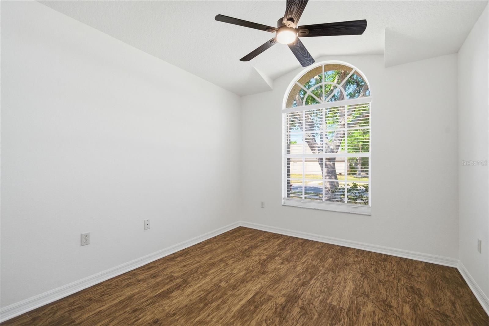 Image 22 of 47 For 12501 Lake Vista Drive