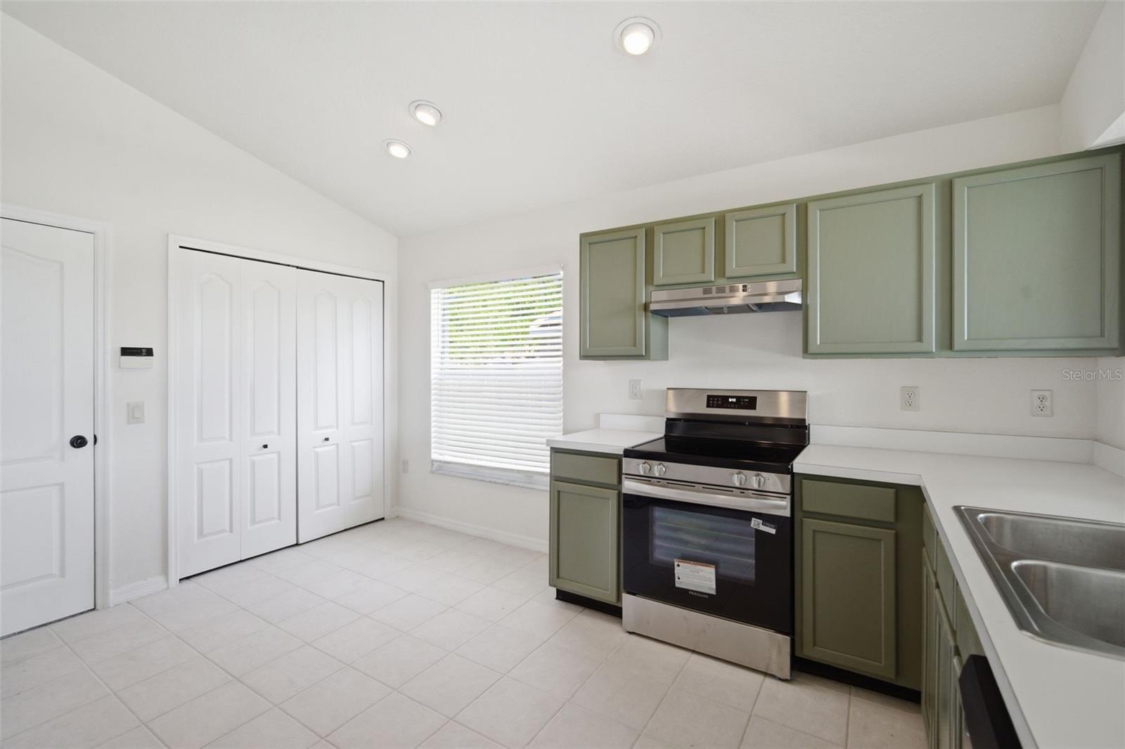 Image 5 of 47 For 12501 Lake Vista Drive