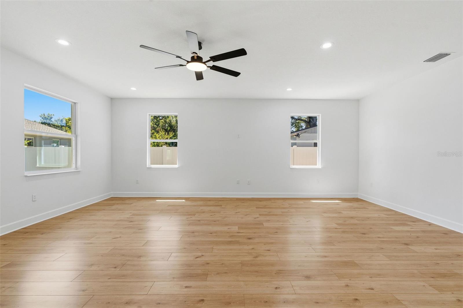 Listing photo id 9 for 2617 Palifox Street