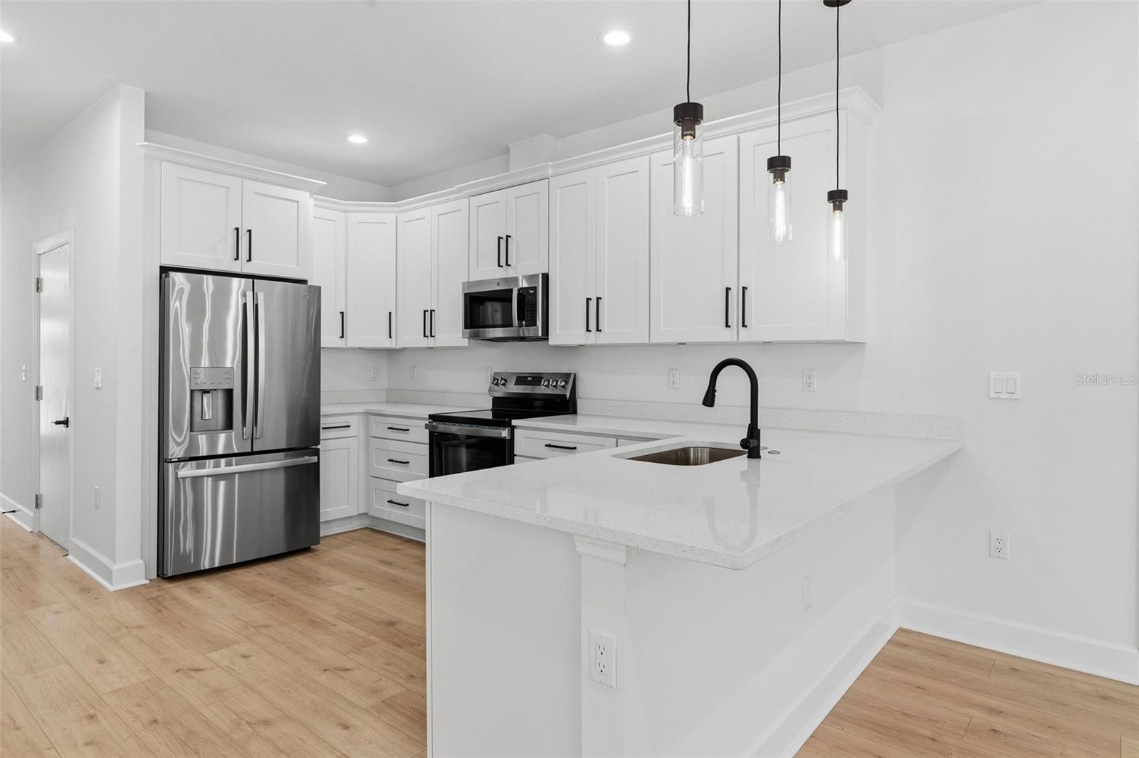 Listing photo id 10 for 2617 Palifox Street